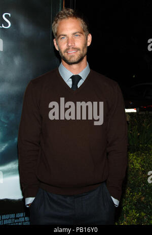 Paul Walker arrivant à l'un des drapeaux de nos pères une première mondiale à l'Academy of Motion Pictures and Sciences à Los Angeles. Contact avec les yeux sourire 3/408 WalkerPaul020 Red Carpet Event, Vertical, USA, Cinéma, Célébrités, photographie, Bestof, Arts, Culture et divertissement, Célébrités Topix fashion / Vertical, Best of, événement dans la vie d'Hollywood, Californie - Tapis rouge et en backstage, USA, Cinéma, Célébrités, cinéma, télévision, Célébrités célébrités musique, photographie, Arts et culture, Bestof, divertissement, Topix, vertical, une seule personne, depuis les années 2006 à 2009, , enquête Banque D'Images