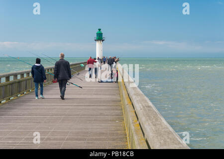 Calais, France - 19 juin 2018 : Les randonneurs et les pêcheurs sur la jetée de l'ouest dans l'été. Banque D'Images