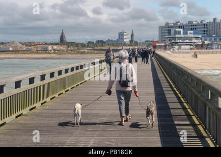 Calais, France - 19 juin 2018 : Les gens de marcher sur la jetée de l'ouest dans l'été. Banque D'Images