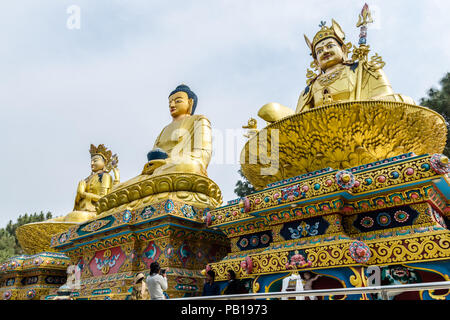 Les trois statues de Bouddha en or à Swayambhou Amideva Buddha Park, Katmandou, Népal Banque D'Images