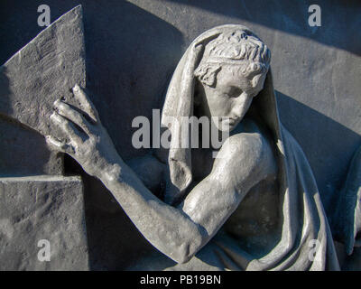 Un détail de la statue de James Clerk Maxwell dans George Street, Édimbourg, Écosse, Royaume-Uni. Statue et reliefs ont été modélisés par Sandy Stoddart. Banque D'Images