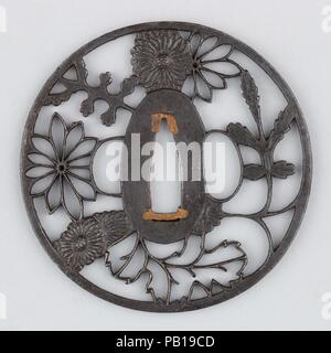 Sword Guard (tsuba). Culture : le japonais. Dimensions : diam. 3 1/8 in. (7,9 cm), épaisseur 1/8 in. (0,3 cm) ; WT. 2 oz. (56,7 g). Agencement bouilloire : attribuée à l'école Hagi (Japonais). Date : le 16ème siècle. Cette tsuba dispose d''une conception ajourée de chrysanthèmes. Musée : Metropolitan Museum of Art, New York, USA. Banque D'Images