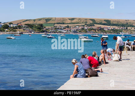 Les visiteurs de profiter de la belle Swanage temps chaud un dimanche après-midi de juillet 2018, Dorset, Royaume-Uni Banque D'Images