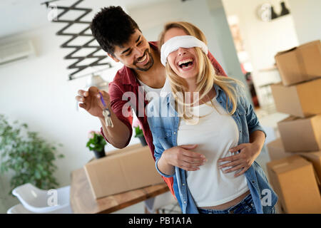 Heureux couple montrant de nouvelles touches home Banque D'Images