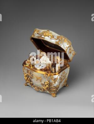 Nécessaire à regarder. Culture : l'allemand. Dimensions : hors tout (confirmé) : 4 1/4 x 5 1/16 x 3 3/4 in. (10,8 × 12,9 × 9,5 cm) ; Diamètre (plaque arrière) : 1 1/4 in. (3,2 cm). Date : probablement ca. 1745-50. Équipé d'instruments d'écriture et de couture ainsi qu'une montre, cette montre nécessaire non marqué dans la décoration délicieuse chinoiserie style rococo, faisant écho aux travaux de l'influente Munich designer François Cuvilliés (1695-1768). Musée : Metropolitan Museum of Art, New York, USA. Banque D'Images