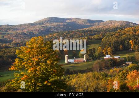 Une ferme familiale paisible au milieu des feuillages d'automne dans les montagnes Vertes du Vermont Banque D'Images