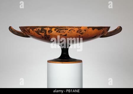 Terre cuite kylix (coupe potable). Culture : le grec, le grenier. Dimensions : 5 1/8 x 16 1/16 po. (13 x 40.8cm) Autres : 12 en 15-16. (32,8 cm) Autres (largeur avec poignées) : 16 1/16 po. (40.8cm). Date : ca. 490-480 av. J.-C.. L'intérieur, de Sophocle et d'un satyre inscrit ; Panaitios est juste l'extérieur, l'avers, Satyres et ménades Dionysos avec chariot de montage ; montage inverse, Ariadne char. Vases portant le nom de Panaitios étaient autrefois attribués à un peintre de ce nom et sont désormais considérés comme les premiers travaux de Onesimos. Le peintre Magnoncourt était un contemporain qui, comme ce travail montrent, a entrepris l'actif Banque D'Images