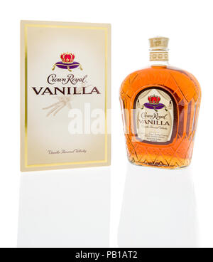 Winneconne, WI - 16 juillet 2018 - Une bouteille de Crown Royal à saveur de vanille avec sa boîte sur un arrière-plan. Banque D'Images