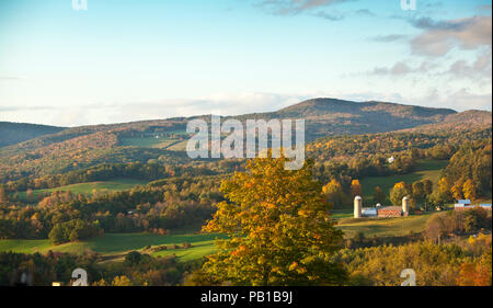 Une ferme familiale paisible au milieu des feuillages d'automne dans les montagnes Vertes du Vermont Banque D'Images