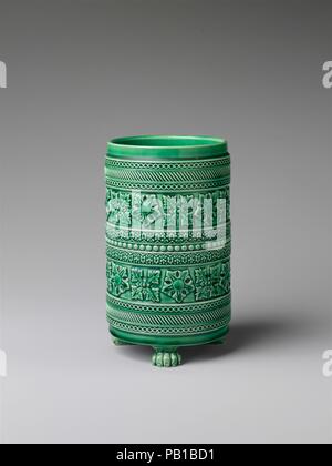 Vase. Culture : L'Américain. Dimensions : H. 6 1/2 in. (16,5 cm) ; Diam. 3 3/4 in. (9,5 cm). Bouilloire : poterie de Chesapeake (Baltimore, Maryland, 1882-1914). Date : 1882-85. Musée : Metropolitan Museum of Art, New York, USA. Banque D'Images