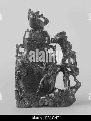 Vase couvert. Culture : la Chine. Dimensions : H. 5 in. (12,7 cm) ; W. 3 1/4 in. (8,3 cm). Musée : Metropolitan Museum of Art, New York, USA. Banque D'Images