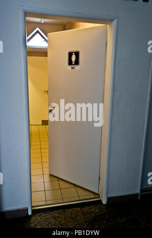 Ouvrez la porte d'un WC pour les femmes Banque D'Images