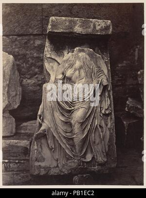 Fragment de la balustrade du Temple d'Athéna Nike, l'Acropole, Athènes. Artiste : William James Stillman (Américain, Schenectady, New York, 1828-1901) de Surrey. Dimensions : Image : 10 1/2 x 8 1/8 in. (26,7 × 20,6 cm) Mont : 15 7/8 po. × 13 15/16 in. (40,4 × 35,4 cm). Date : ca. 1882. Stillman avait une carrière de peintre, photographe, critique d'art, journaliste, diplomate et archéologue amateur. Après une brève période comme peintre de paysages avec des liens avec les préraphaélites, il devint le premier rédacteur en chef de la revue art le crayon et passe beaucoup de temps à l'étranger, travaillant comme une corres Banque D'Images