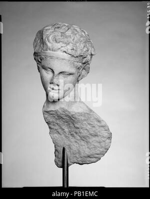 Tête et partie de l'arrière d'une statue en marbre. Culture : Roman. Dimensions : H. 17 cm 1/4 (43.8.) largeur 8 1/4 (21,0) profondeur 8 1/2 po (21,6 cm.). Date : 1er ou 2e siècle de notre ère. Copie d'une statue grecque du 4ème siècle avant J.-C. Le jeune satyre, identifiable par son animal a souligné les oreilles, a été illustré de verser le vin. De nombreuses copies romaines de ce travail attrayant sont connus aujourd'hui. Musée : Metropolitan Museum of Art, New York, USA. Banque D'Images