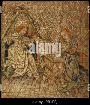 La broderie avec l'Annonciation. Culture : :. Dimensions : 8 1/4 x 3 3/4 in. (21 x 9,5 cm). Date : milieu du xve siècle. Dans une branche de l'intérieur, de la Vierge Marie à genoux devant un prie-dieu sur lequel repose son livre de prière. L'archange Gabriel, à gauche, la salue avec l'Evangile annonce de la prochaine naissance de Jésus : 'Ave Maria gratia plena dominus tecum' ('Je vous salue, Marie, pleine de grâce, le Seigneur est avec toi," Luc 1:28). Cette broderie, à l'origine partie d'un orphrey (bande décorative sur un vêtement sacerdotal) ou d'un autel, frontal est pratiquement intact. Les lisières à gauche et Banque D'Images