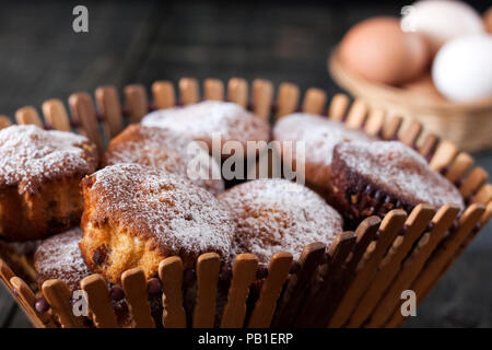 Cupcakes dans un grenier en bois Banque D'Images