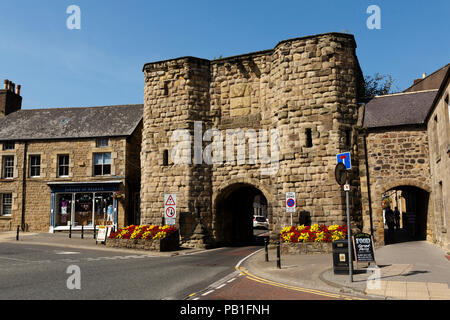 La Bondgate Tower à Alnwick dans le Northumberland, en Angleterre. Il est également connu comme le Hotspur Tower. Banque D'Images