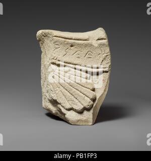 Fragment de secours inscrit de calcaire. La culture chypriote :. Dimensions : hors tout : 4 1/4 x 5 5/8 x 2 1/4 in. (10,8 x 14,3 x 5,7 cm). Fragment releif grave avec palmette et l'inscription. Musée : Metropolitan Museum of Art, New York, USA. Banque D'Images