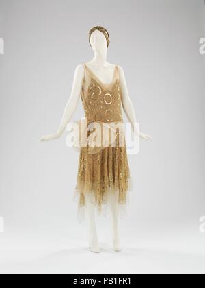 Soirée ensemble. Culture : le français. Maison : Maison de Lanvin (Français, fondée en 1889). Designer : Jeanne Lanvin (Français, 1867-1946). Date : printemps/été 1923. Cette robe Lanvin est très révélateur de la mode des années 1920. La broderie est unique en France alors que le motif en spirale est une signature Lanvin. Jeanne Lanvin a été apprenti d'une modiste et une couturière avant d'ouvrir sa propre boutique de modiste en 1889. Elle a élargi en couture quand ses clients a commencé à demander pour les ensembles dans lesquels elle ornée de sa fille, Marguerite di Pietro (1897-1958). Son style incarne la f Banque D'Images