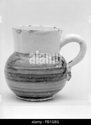 Mug. Culture : British. Dimensions : 3 5/8 x 4 1/8 in. (9,2 x 10,5 cm). Bouilloire : usines de Lambeth. Date : 1680-1700. Musée : Metropolitan Museum of Art, New York, USA. Banque D'Images