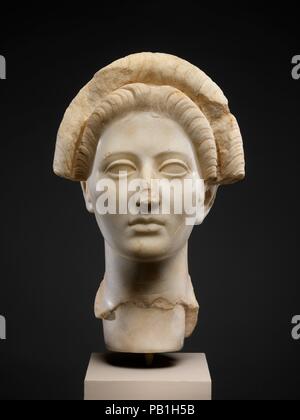 En portrait d'une jeune femme. Culture : Roman. Dimensions : H. 14 3/4 in. (37,5 cm). Date : ca. A.D. 98-117. Dit d'être de la Grèce ce portrait d'une jolie jeune femme est une version simplifiée de la coiffure populaire durant le règne de l'empereur Trajan. La finition rugueuse à l'arrière du cou indique que la tête a été conçu pour être fixé dans une statue drapée. Musée : Metropolitan Museum of Art, New York, USA. Banque D'Images