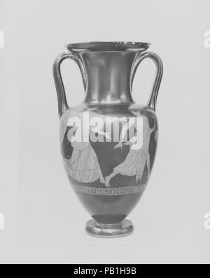 Nolan en terre cuite cou-amphora (jar). Culture : le grec, le grenier. Dimensions : H. 13 1/4 in. (33,6 cm) de diamètre 6 7/8 in. (17,5 cm). Date : ca. 460-450 av. J.-C.. Avers, Eos et Tithonos, inverse la composition des jeunes sur l'avers du vase les prises de main de l'élément de recherche, qui est au cœur de l'histoire de l'Eos, la déesse de l'aube, et l'écolier Tithonos. Eos est si près qu'elle touche presque les jeunes et leurs pieds se chevauchent, mais l'artiste fait de la distance entre eux est éternel. La figure sur l'inverse n'a pas attiré l'intérêt de l'eos. Musée : Metropolitan Museum of Art, Banque D'Images