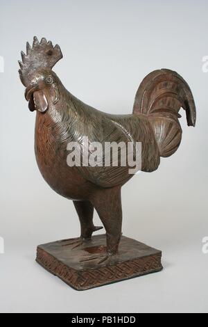 La figure de coq. La culture : les peuples d'Edo. Dimensions : hors tout : 17 7/8 po. (45,4 cm). Date : le 18e siècle. Coq en laiton sont placés sur les autels ancestraux commémorant les reines-mères du Bénin. Ils se tiennent pour oiseaux et autres animaux qui sont sacrifiés au cours de rites en l'honneur des ancêtres royaux. Ces créatures mâles reconnaissent explicitement que la reine mère est différente des autres femmes et partage de nombreux pouvoirs et privilèges que les hommes. En représentant ces oiseaux, roulettes en laiton du Bénin s'adonner à leur passion pour le modèle général denses. Bien que ces dessins stylisés, incisé habilement suggérer la voyante du coq Banque D'Images