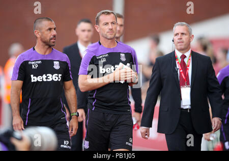 Stoke City Manager Gary Rowett (centre) et le premier entraîneur de l'équipe Kevin Phillips (à gauche) au cours d'un pré saison match amical au stade de Bet365, Stoke. Banque D'Images