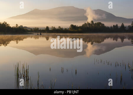 Reflet de la montagne dans le Marais de cerise de l'Aéroport, Près de l'aéroport régional de Mt Washington, à Whitefield, New Hampshire USA a foggy matin d'été. Banque D'Images