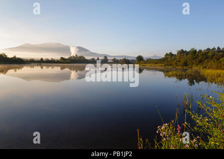 Reflet de la montagne dans le Marais de cerise de l'Aéroport, Près de l'aéroport régional de Mt Washington, à Whitefield, New Hampshire USA a foggy matin d'été. Banque D'Images