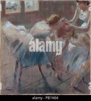 Trois danseurs de la préparation pour la classe. Artiste : Edgar Degas (français, Paris 1834-1917 Paris). Dimensions : 21 1/2 x 20 1/2 in. (54,6 x 52,1 cm). Date : après 1878. La danseuse assise dans cette était pastel qui découlent d'une étude datée de décembre 1878 des 15 ans Melina Darde. Que le dessin et ceux qui ont exploré la pose des deux danseurs dans l'avant-plan appartenait à un stock de la figure des dessins qui Degas utilisés pour ses grandes compositions. Il y a une autre variante de ce aussi pastel du milieu des années 1880 (collection privée). Musée : Metropolitan Museum of Art, New York, USA. Banque D'Images