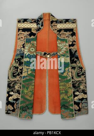 (Surcoat Jinbaori) pour un garçon. Culture : le japonais. Dimensions : 26 1/2 x 20 1/2 in. (67,3 x 52,1 cm). Date : 18e-début du 19e siècle. Surcoats japonais ( <i >jinbaori </i >) pour les garçons sont relativement rares (pour un autre exemple dans le Metropolitan Museum of art voir acc. no. 2012.57). En outre, alors que la soie chinoise est parfois utilisé sur le revers de la face ou pour d'autres faits saillants, il est très rare de trouver une surcoat avec un extérieur entièrement fait de la soie chinoise. La combinaison de ces deux caractères--un pour un garçon surcoat faite principalement de la soie chinoise--plus la richesse du tissu et son exc Banque D'Images