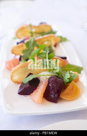 Salade gastronomique de betteraves rouges et or avec Burrata fromage et roquette Banque D'Images