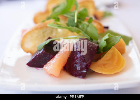 Salade gastronomique de betteraves rouges et or avec Burrata fromage et roquette Banque D'Images