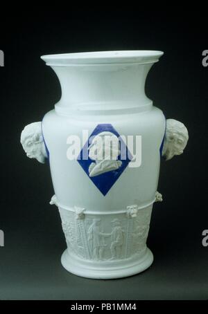 Siècle Vase. Culture : L'Américain. Designer : Conçu par Karl L. H. Müller (ca. 1820-1887). Dimensions : hors tout : H. 22 1/4 in. (56,5 cm) ; Diam. 17 3/8 in. (44,1 cm) Lip : diam. 13 1/8 in. (33,3 cm). Fabricant : Union européenne fonctionne en porcelaine (1863-ca. 1922). Date : 1876. Le "siècle" est un vase de plusieurs grandes œuvres conçues par le sculpteur allemand Karl L. H. Müller pour l'Union européenne fonctionne en porcelaine, à l'Exposition du Centenaire qui s'est tenue à Philadelphie en 1876. Il était initialement destiné à être affiché sur un piédestal en porcelaine, également conçu par Müller. George Washington's profile est en vedette sur le BOF Banque D'Images