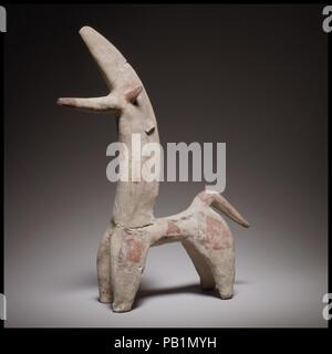 Figurine à cheval. La culture chypriote :. Dimensions : H. 10 15/16 in. (27,8 cm). Date : ca. 750-600 av. J.-C.. Fait à la main et le cheval solide a été à l'origine partie d'un cheval-et-rider du prince. L'adepte est maintenant disparu, mais des traces subsistent sur le corps du cheval et des parties de ses mains sont visibles sur la crinière. Musée : Metropolitan Museum of Art, New York, USA. Banque D'Images