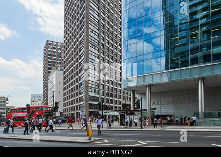 Gardiners Corner, Aldgate, Londres UK, avec les piétons, la nouvelle entrée de la station de métro Aldgate East, et Nouveaux immeubles Banque D'Images