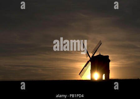 Le soleil se couche en été derrière Chesterton Moulin dans le Warwickshire, Royaume-Uni. Juillet 2018. Banque D'Images