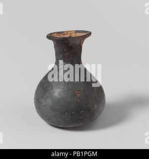 Flacon de parfum en verre. Culture : Roman. Dimensions : 1 1/16 × 13/16 in. (2,7 × 2,1 cm diam. de la jante : 1/2 in. (1,3 cm). Date : 2ème-3ème siècle de notre ère. Flacon de parfum miniature pâle Translucide bleu clair. De plus, Rim, et de torchage ; bouche ; bref, en forme d'entonnoir du cou ; corps ; bulbe aplati en bas. Intact ; et en soufflant des bulles piqûre d'émousser ; stries, piqûres et taches de vieillissement irisé. Musée : Metropolitan Museum of Art, New York, USA. Banque D'Images