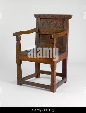 S'est joint à un fauteuil. Culture : L'Américain. Dimensions : 36 x 23 1/2 x 16 3/4 in. (92,7 x 58,4 x 42,5 cm). Date : 1650-1700. La plus imposante des chaises dans dix-septième siècle étaient la Nouvelle Angleterre rejoint-chêne fauteuils avec bord-et-frame dos sculpté dans la même manière que les coffres. Sur la base de la Renaissance anglaise et dessins maniéristes, cet exemple, avec sa forme solide, vigoureux, animée par la sculpture, a une présence imposante. Ses énormes montants arrière sur la surface avant du cône vers le sommet et le pied, résultant en un retour que les inclinaisons pour accommoder la forme humaine et dans les jambes qui sont allégés. La sculpture, w Banque D'Images