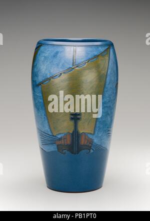 Vase. Culture : L'Américain. Dimensions : 13 1/4 in., 8lb., 7 3/4 in. (33,7 cm, 19,7 cm). Fabricant : London Pottery (1904-36). Date : 1915-20. London Pottery est issu d'un vaste mouvement qui a engagé les entreprises artisanales comme bénéfique pour les patients souffrant de troubles nerveux. En 1905, le Dr Henry J. Hall établi comme une clinique à Marblehead, Massachusetts. Le pittoresque village de Seacoast Marblehead, avec sa tranquillité, vue sur l'océan, et l'air salin a été jugé bien adapté pour le sanatorium Hall. Jessie Luther, un peintre, Weaver, et potter de Rhode Island qui avait de l'expérience dans Banque D'Images