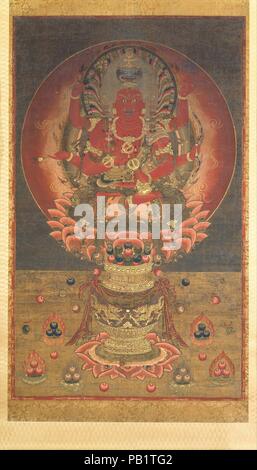 Aizen Myoo. Culture : le Japon. Dimensions : 53 x 32 5/16 7/16 in. (135,4 x 82,4 cm). Date : le 14e siècle. Le corps rouge-sang et flaming halo de Aizen Myoo, la sagesse roi de Passion, symbolisent la manière dont, dans la pratique bouddhiste, les énergies de violence et de désir charnel peut être converti dans la poursuite de l'illumination. Aizen Myoo est l'incarnation de rage : ses cheveux se dresse sur fin, ses crocs d'un lion s'élève de sa tête, et ses six bras brandissent des armes bouddhiste ésotérique et autres emblèmes du pouvoir. L'arc et de la flèche dans son milieu mains sont des attributs affectés de Kama, le dieu hindou de l'amour. En contr Banque D'Images