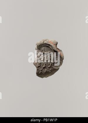 Impression fragmentaire de la Nécropole de Toutankhamon Joint de cache d'embaumement. Dimensions : L. 2,5 cm (1 po) ; W. 2 cm (13/16 in.). Dynastie DYNASTIE : 18. Règne : règne de Toutankhamon. Date : ca. 1336-1327 av. J.-C.. Cette boue étanche a été portant le sceau officiel de la nécropole thébaine, un chacal sur neuf lié captifs. Musée : Metropolitan Museum of Art, New York, USA. Banque D'Images