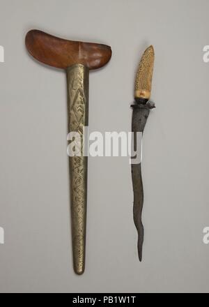 Kris avec gaine. Culture : javanais. Dimensions : L. avec fourreau 19 3/8 in. (49,2 cm) ; L. sans manteau 14 1/4 in. (36,2 cm) ; L. de blade 10 1/4 in. (26 cm) ; W. 1 3/4 in. (4,5 cm) ; WT. 4.4 oz. (124,7 g) ; Wt. de la gaine 4.9 oz. (138,9 g). Date : 16ème-19ème siècle. Musée : Metropolitan Museum of Art, New York, USA. Banque D'Images