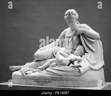 Latona et ses enfants, Apollon et Diane. Artiste : William Henry Rinehart (Américain, Union Bridge, Maryland 1825-1874 Rome). Dimensions : 46 1/8 x 65 3/4 x 31 in., 2795lb. (117,2 x 167 x 78,7 cm, 1267.8kg). Date : 1870 ; 1874 sculpté. Dans ses interprétations d'anciens mythes et légendes, Rinehart, qui était basé à Rome, éviter les détails superflus et d'émotivité favorisée par d'autres sculpteurs américaine. Ici, Latona (Leto en grec), déesse des ténèbres, est assis à côté de l'Apollon et Diane (Artémis), les deux enfants qu'elle avait par Jupiter (Zeus). La déesse regarde vers le bas avec tranq Banque D'Images