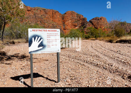 Signe d'accès restreint pour protéger la culture autochtone, le Parc National de Purnululu, Kimberley, au nord-ouest de l'Australie Banque D'Images