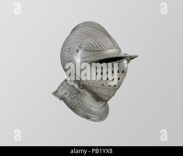 Burgonet fermé. Armurier : attribuée à Kolman Helmschmid (allemand, Augsbourg 1471-1532). Culture : l'allemand, l'Augsbourg. Dimensions : H. 14 5/8 in. (37,1 cm) ; W. 9 in. (22,9 cm) ; D. 12 7/8 in. (32,7 cm) ; WT. 6 lb. 10 oz. (3004 g). Date : ca. 1525-30. Ce casque combine des fonctionnalités communes à burgonets, notamment le pic de projection et de la chute, avec près-buffe construction casque, dans lequel tous les éléments de l'ensemble pivot de la défense face à l'autre de la cuvette. Burgonets fermé dans le style cannelés sont particulièrement rares. Cet exemple est gravé finement faites à la manière de Daniel Hopfer (1471-1536) de l'Union Africaine Banque D'Images