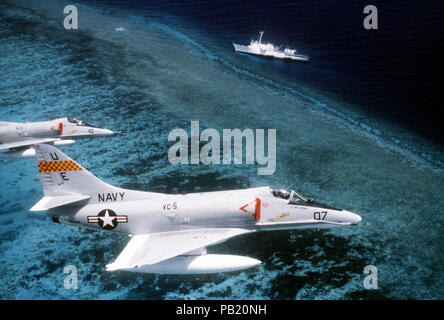 A-4es de VC-5 en vol au dessus de l'USNS Chauvenet (T-AGS-29) 1981. La flotte de deux e Escadron mixte 5 (VC-5) A-4E Skyhawk avion survoler l'arpentage ship USNS CHAUVENET (T-AGS-29). L'CHAUVENET a échoué sur un récif. Banque D'Images