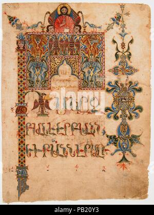 Page de titre de l'Évangile de Jean. Dimensions : Page : H. 12 1/2 in. (31,7 cm) W. 9 1/4 in. (23.5cm) mat : H. 19 3/16 po. (48,7 cm) W. 14 5/16 in. (36,4 cm). Enlumineur : Pariwash (actif début 14e siècle). Date : 1300-1310. Cette riche décoration leaf met l'Évangile de Jean comme étant la somme des quatre évangiles par notamment les symboles des quatre évangélistes--un ange pour Saint Matthieu, le lion pour Saint Marc, le boeuf de Saint Luc, l'aigle de Saint John--dans la grande première lettre, ou incipit, et dans le casque sur le texte. Des motifs géométriques de style byzantin remplir le reste Banque D'Images