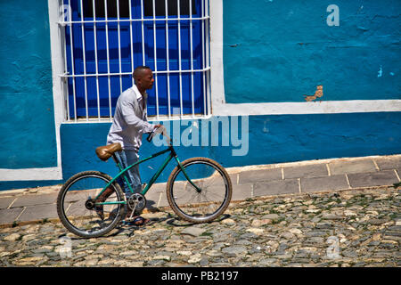 L'homme en poussant son vélo jusqu'à la rue, Trinidad, Cuba Banque D'Images